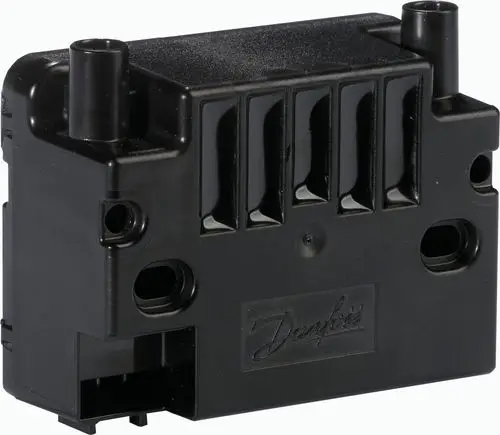 Schwarze Zündeinheit von Danfoss mit mehreren Anschlüssen, rechteckiger Form und Lüftungsschlitzen auf der Oberseite.